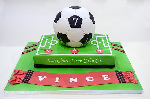 Football & pitch - Cake by The Chain Lane Cake Co. - CakesDecor