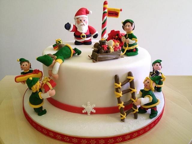Christmas Cake - Decorated Cake by Znique Creations - CakesDecor