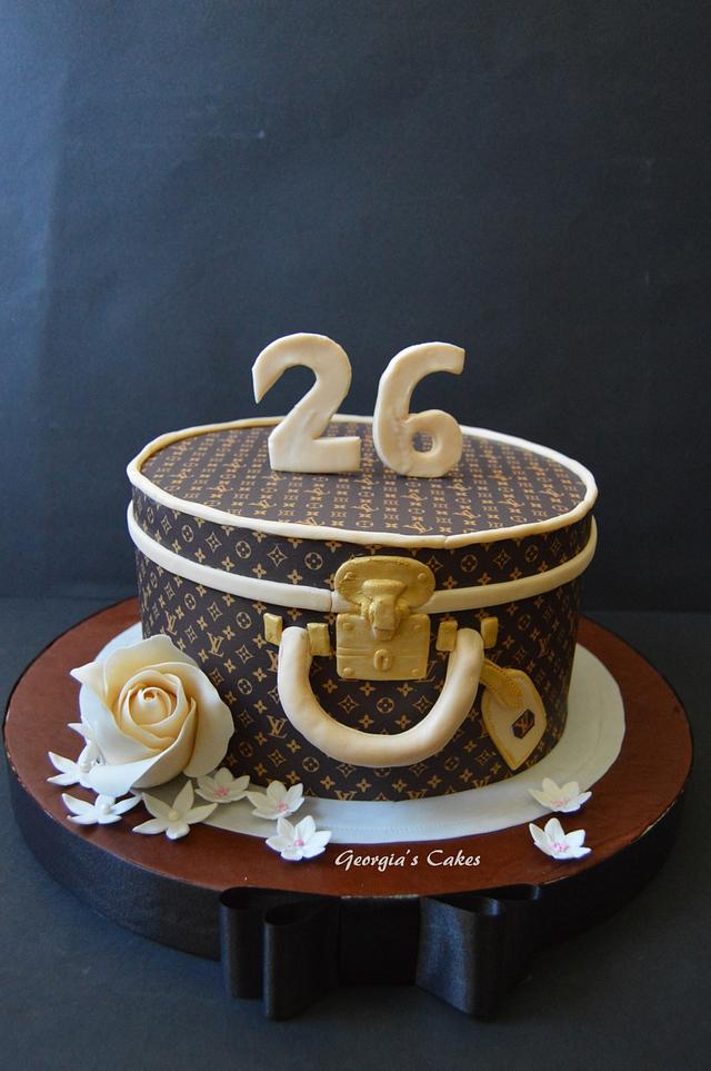 Louis Vuitton cake 😍😍 loving the neutral colour and the natural
