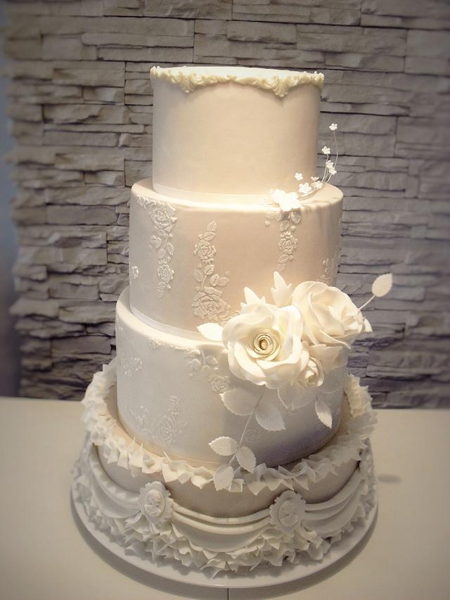 wedding cake - Decorated Cake by timea - CakesDecor