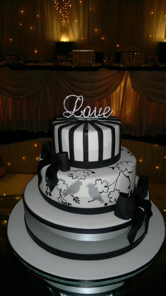 27 Trendy And Edgy Silver Wedding Cakes - Weddingomania