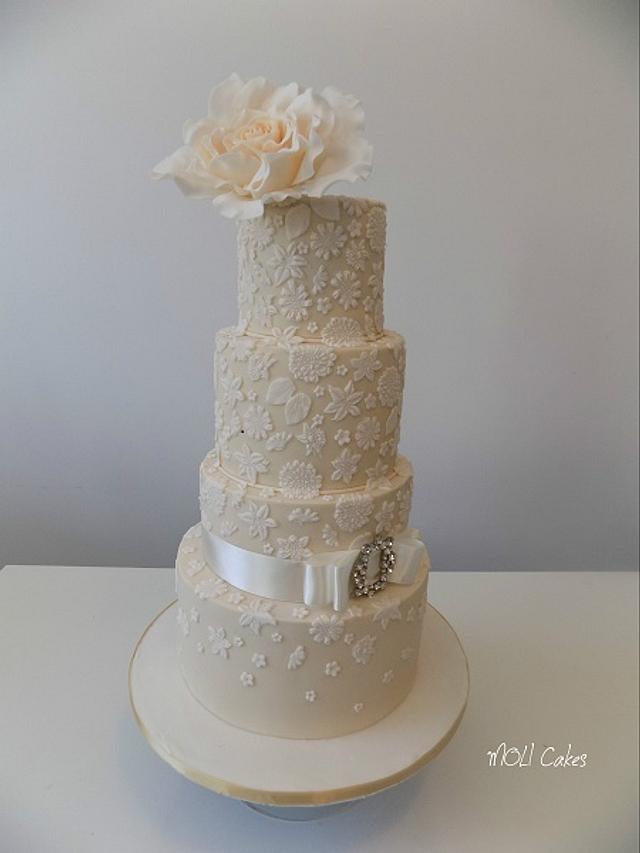 Ivory wedding - Decorated Cake by MOLI Cakes - CakesDecor