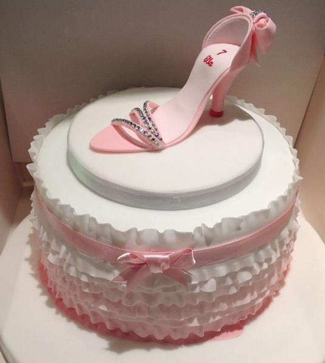 Pink Shoe Cake - Cake by Tracy's Cake Chic - CakesDecor