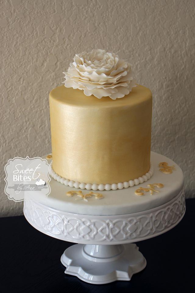 Gold metallic cake - Decorated Cake by Sweet Bites by Ana - CakesDecor