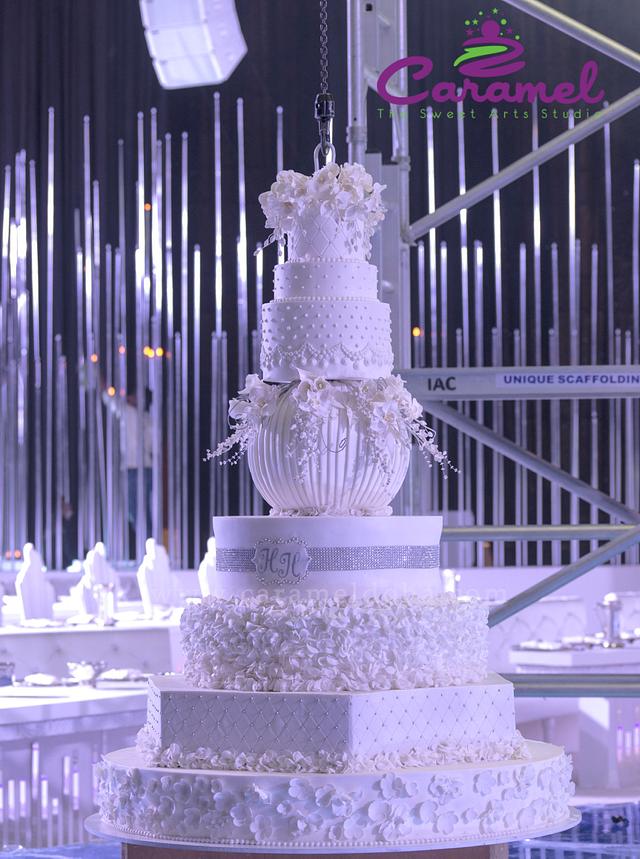 Chandelier cake | 'Gravity, who?' This 8-storey chandelier wedding cake  dangling from ceiling has stunned netizens | Trending & Viral News