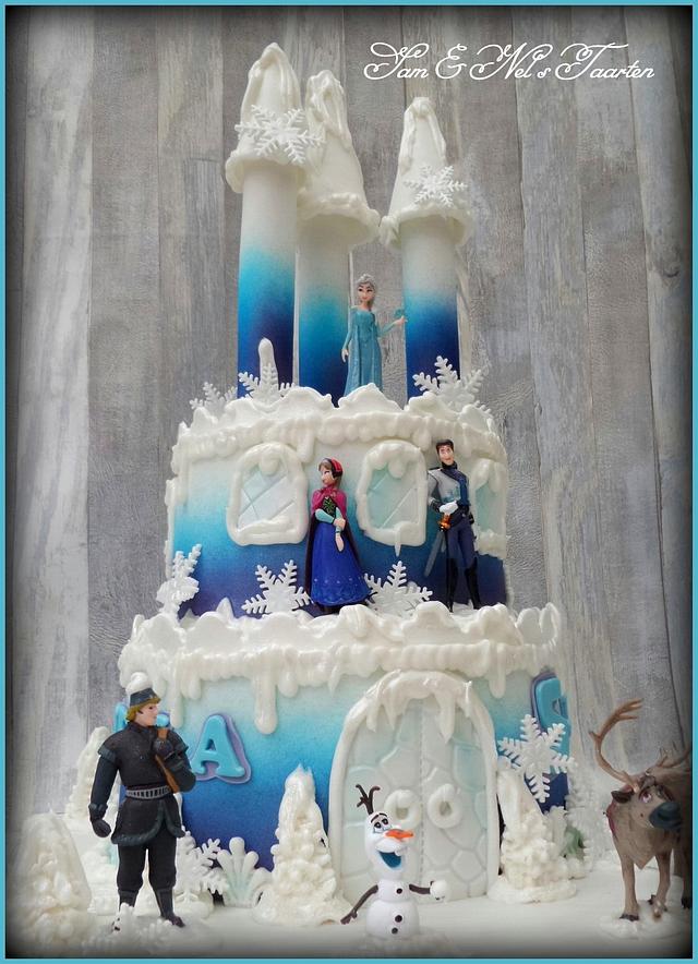 Frozen airbrushed castle - Cake by Sam & Nel's Taarten - CakesDecor