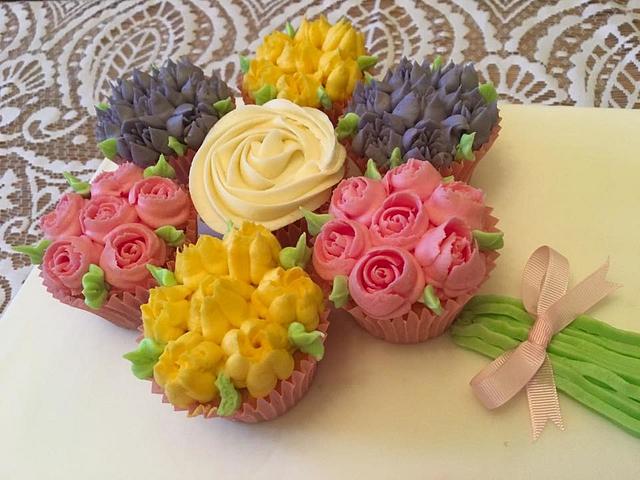 Cupcake Cake board + Cupcake Box - Decorated Cake by - CakesDecor