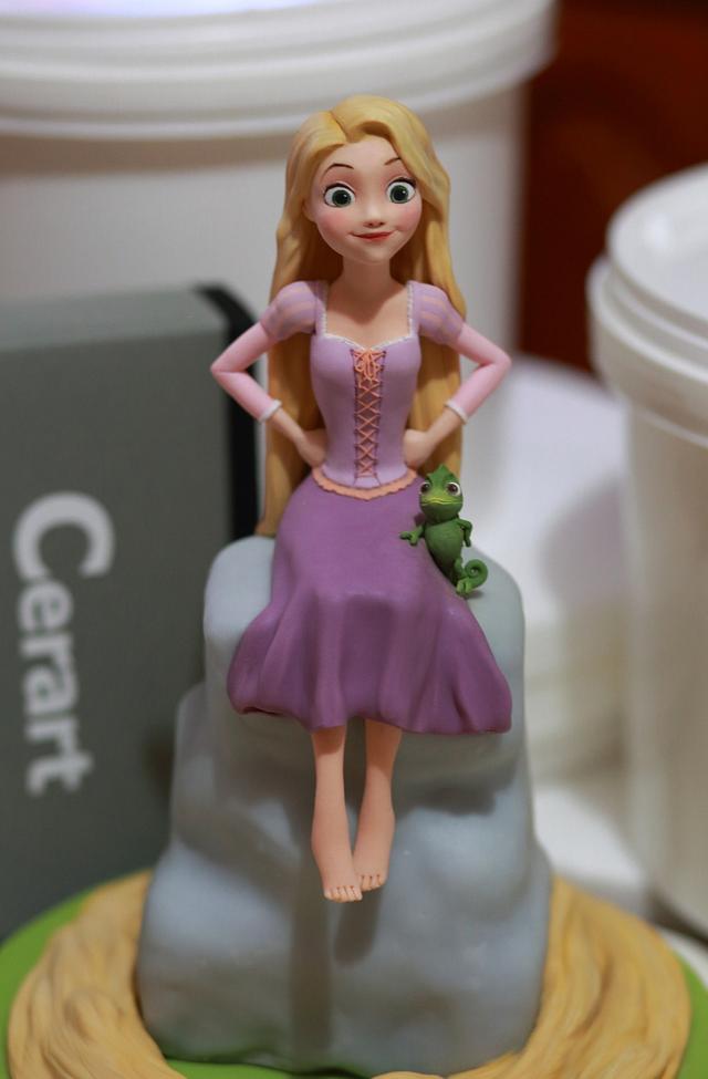 Tangled - Decorated Cake by Cesare Corsini - CakesDecor