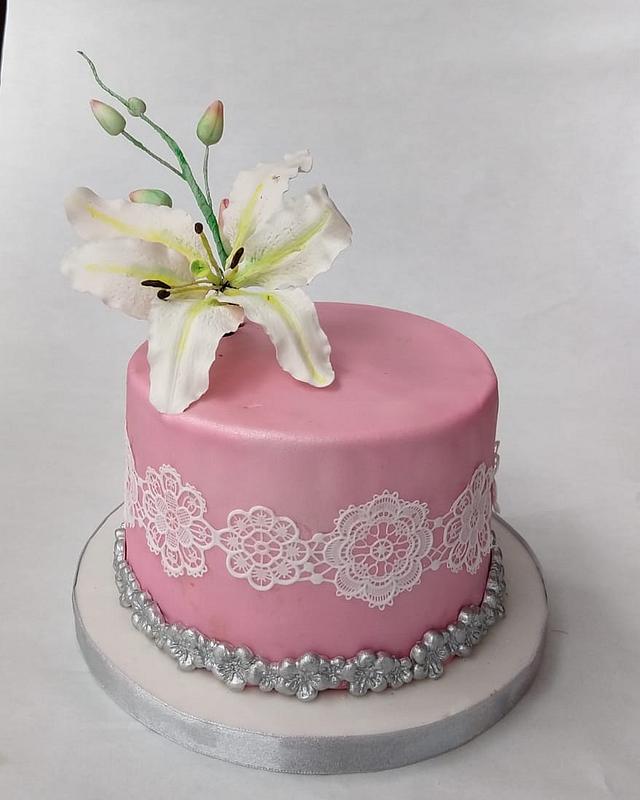 Lily flower cake - Decorated Cake by Garima rawat - CakesDecor