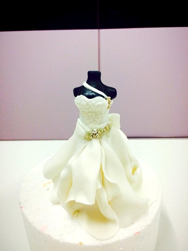 A white dress - Decorated Cake by Hendry chen - CakesDecor