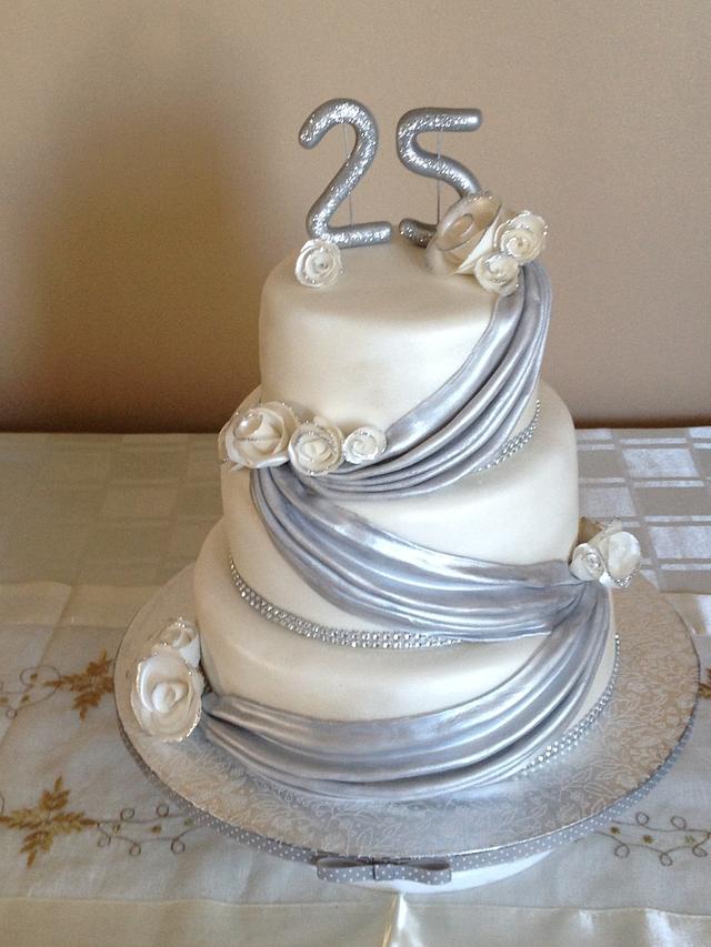 Silver Wedding Cake Stock Photo - Download Image Now - 25th Wedding  Anniversary, Cake, Anniversary - iStock