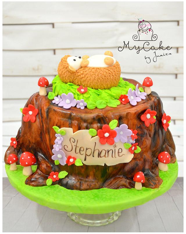 Hedgehog sunbathing on tree trunk - Decorated Cake by - CakesDecor