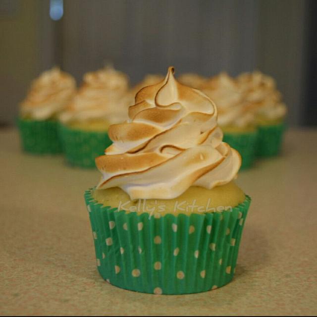 Lemon meringue cupcakes - Decorated Cake by Kelly Stevens - CakesDecor