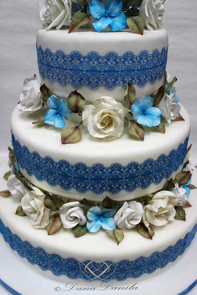 A simple cake in white and blue - Cake by Dana Danila - CakesDecor