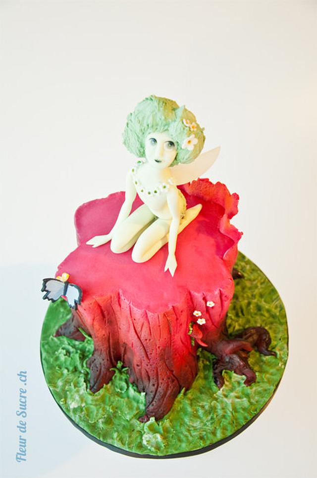 Green Elf Cake - Decorated Cake by Fleur de Sucre - CakesDecor