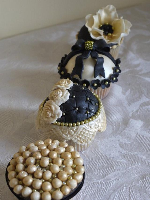 Elegant black and gold cupcakes - Cake by Scrummy Mummy's - CakesDecor