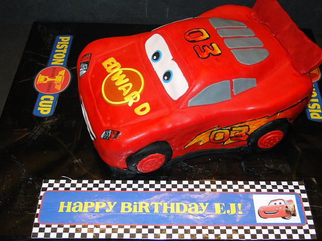 Lightning McQueen Cake - Decorated Cake by amparoedith - CakesDecor