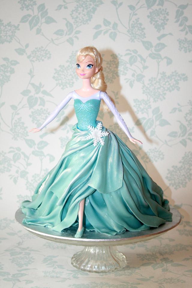 Walking Elsa cake - Decorated Cake by Alison Lee - CakesDecor