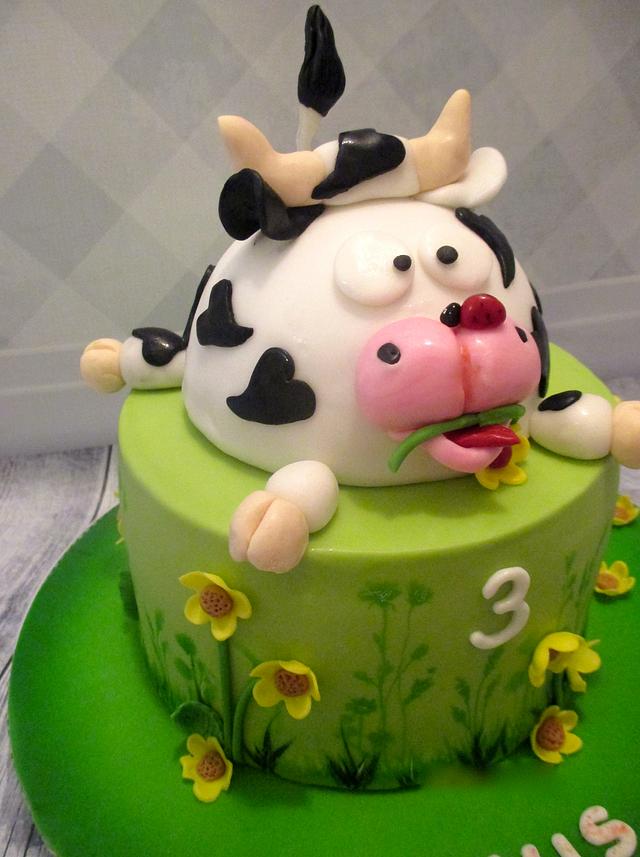 cow cake - Cake by Karla Vanacker - CakesDecor