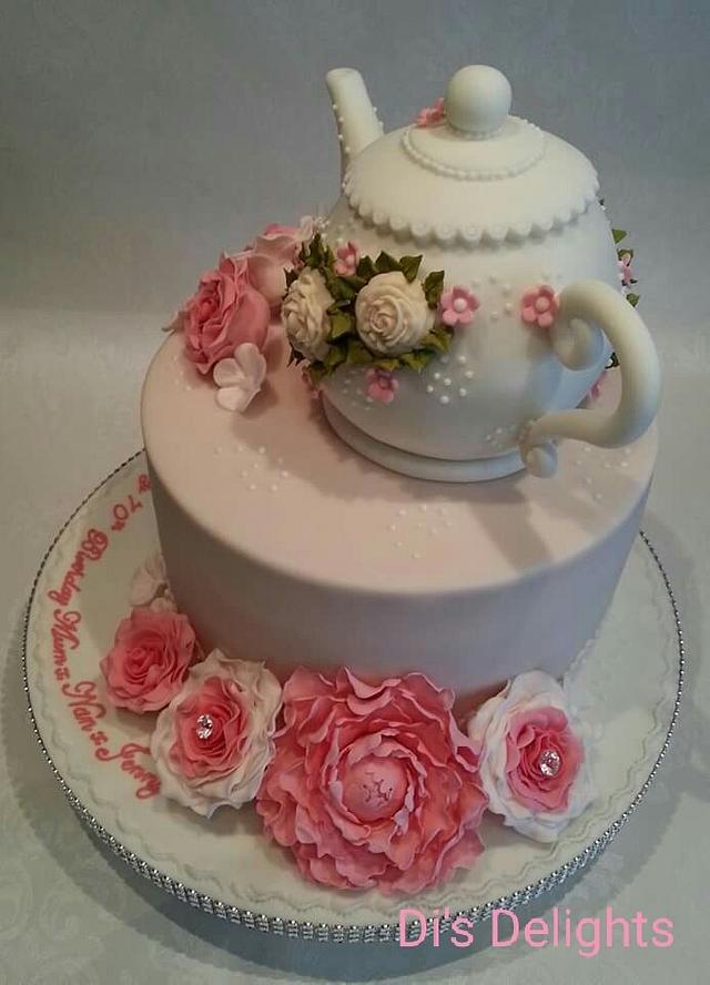 Vintage Teapot Cake - Cake by Di's Delights - CakesDecor