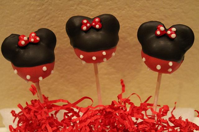 Minnie Mouse Giant Cupcake and Cakepops