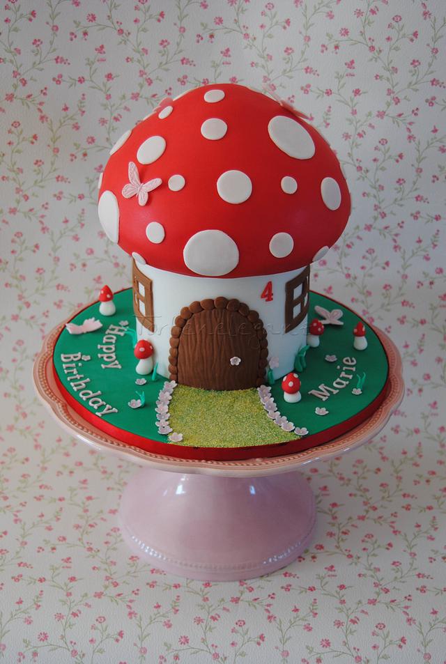 3D - Fly Agaric Cake - Decorated Cake by Torteneleganz - CakesDecor