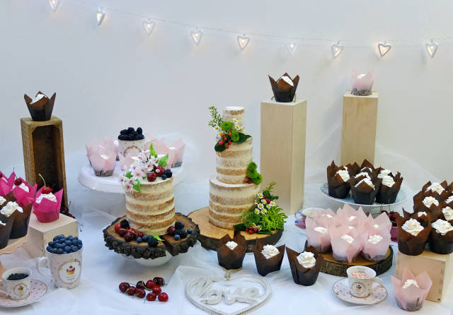 Naked wedding cake with cupcakes - cake by SWEET - CakesDecor