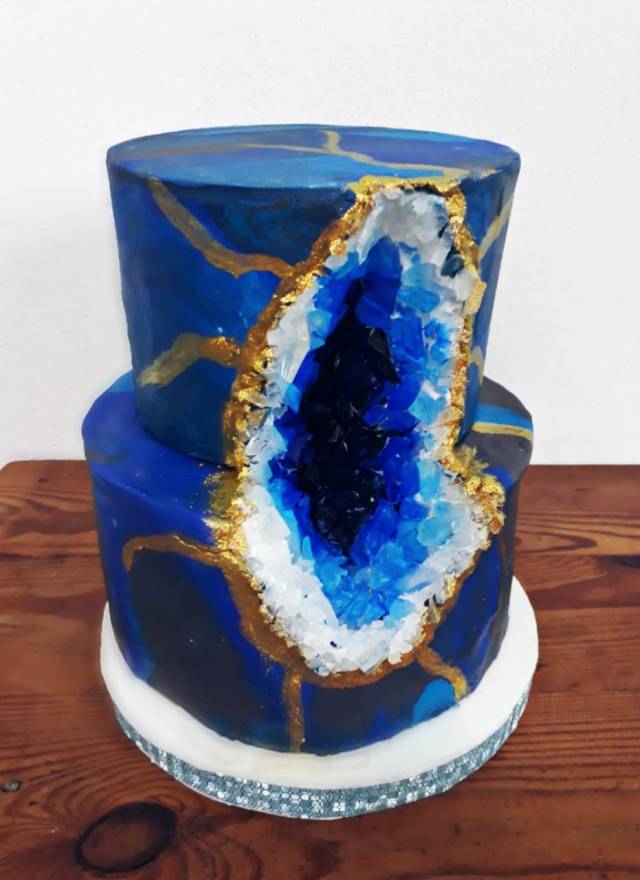 Geode blue cake - Cake by Laurucosasdulces - CakesDecor