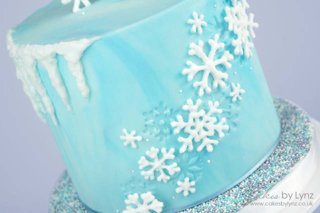 Snowflake Cake Decorating Tutorial with Icicle Drip - CakesDecor