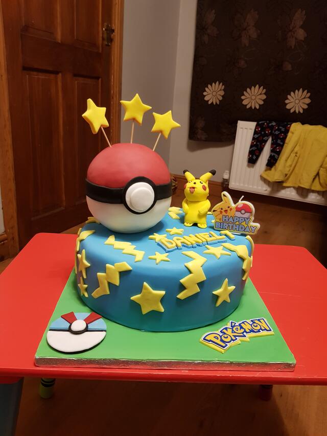 Pokemon Pokeball Cake (with small Pikachu and pokeball macarons) –  BakeAvenue