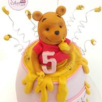 Winnie the pooh honeypot cake