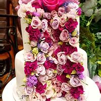 Elegant cake with roses