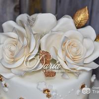 White and gold cake with roses