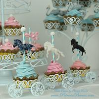 Cupcakes with hand-made zebra and horses 