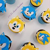 Sonic the hedgehog birthday cake and cupcakes 