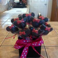 Minnie Mouse cake and pops 
