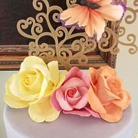 Cake lilla con rose e faralle