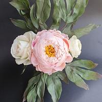 Composizione floreale con peonie ,rose e ranuncoli 