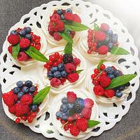 Mini Pavlova cakes with forest fruits