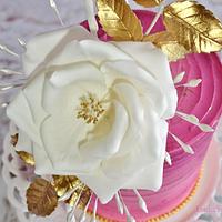 Buttecream cake with  sugar flower.