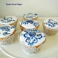 Blue-white wedding cake with cupcakes