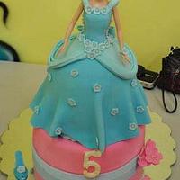 a perfect barbie Cinderella cake