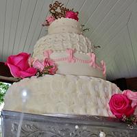 Wedding cake Pink and romantic buttercream