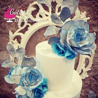 Bleu and white wedding cake 