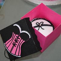 Corsette mini cake for bachelorettes plus cupcakes in boxes