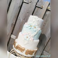 sky blue vintage cake - cake by Zoet&Zoet - CakesDecor