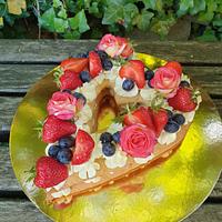 Cream tart with fresh fruits and flowers