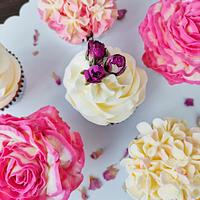 Cupcakes with flowers 