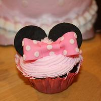 Minnie Mouse Round Cake and matching cupcakes