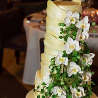 Gaudí cascade Orchid Wedding cake